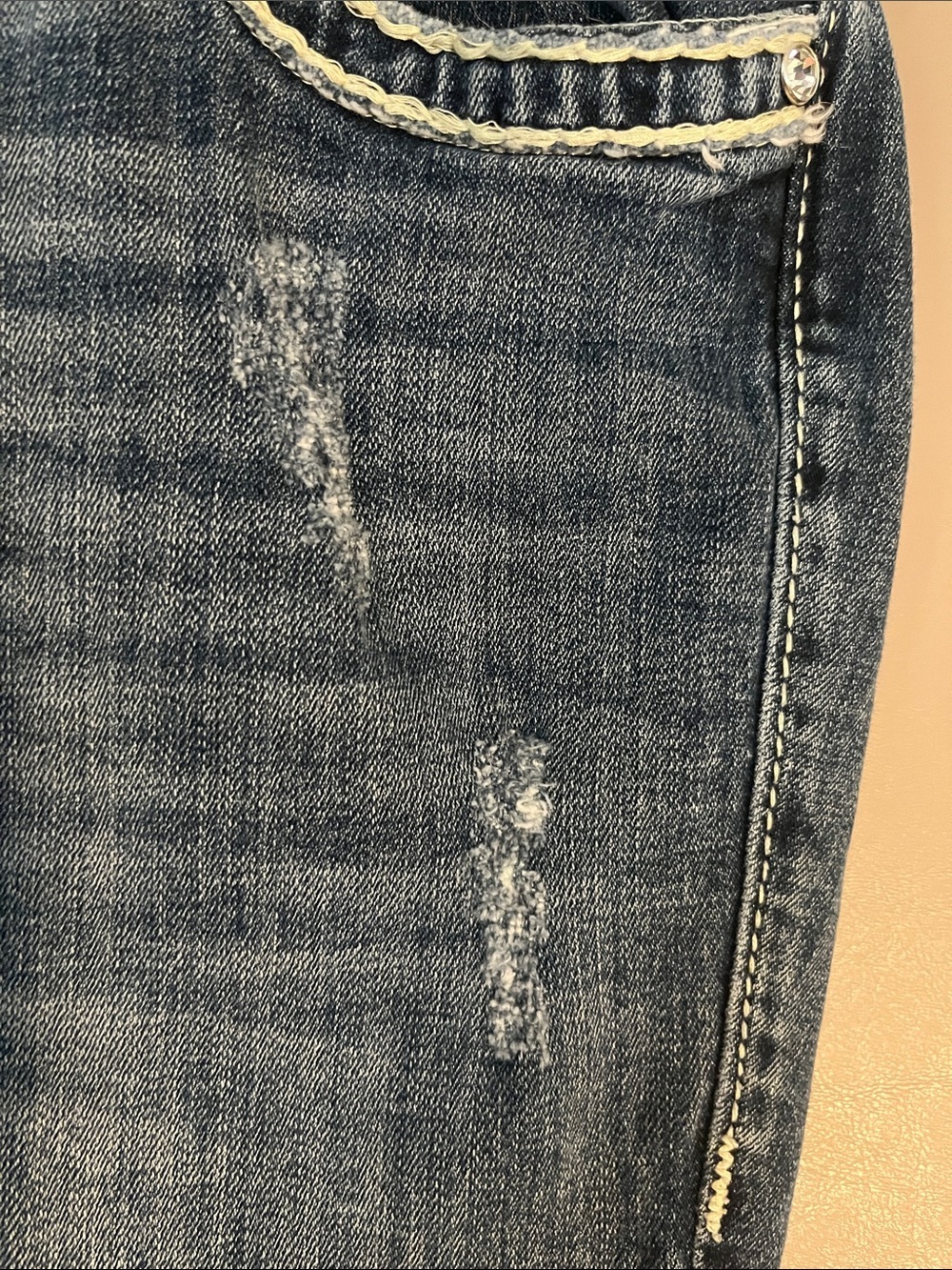 Vigoss Mid-Blue Straight-Leg Jeans with Subtle Distress - Picture 4 of 13